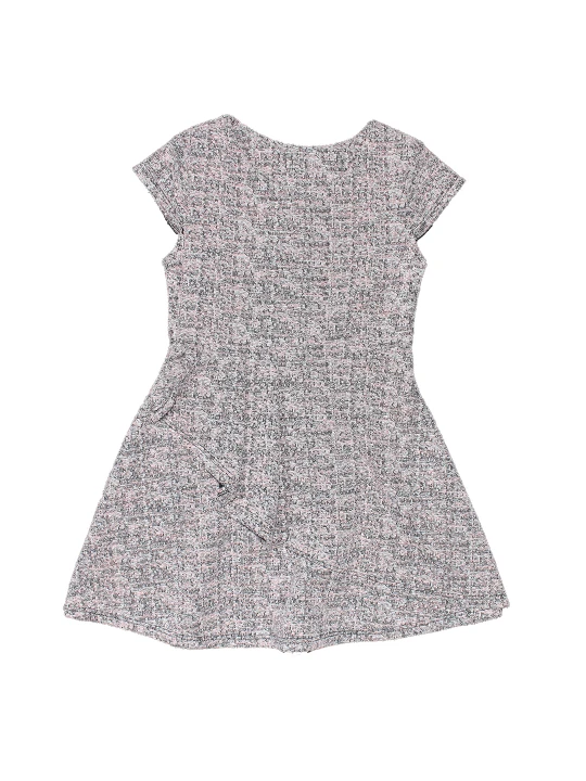 Модерна Елегантност: Плътна Рокля с Текстурен Дизайн за Момичета Модерна Елегантност: Плътна Рокля с Текстурен Дизайн за Момичета