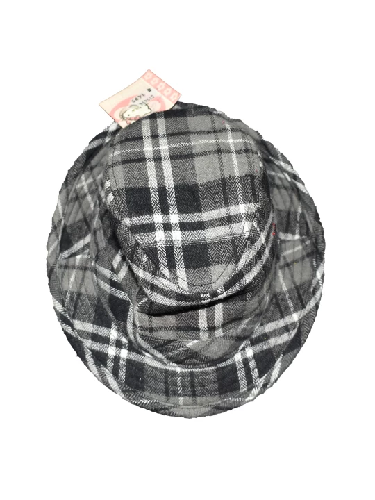 Стилна Детска Памучна Шапка в Класически Каре Десен Стилна Детска Памучна Шапка в Класически Каре Десен