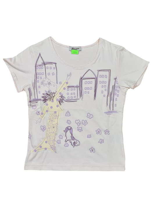 Детска тениска за момиче - бяла със стилизирани сгради и момиче с куче