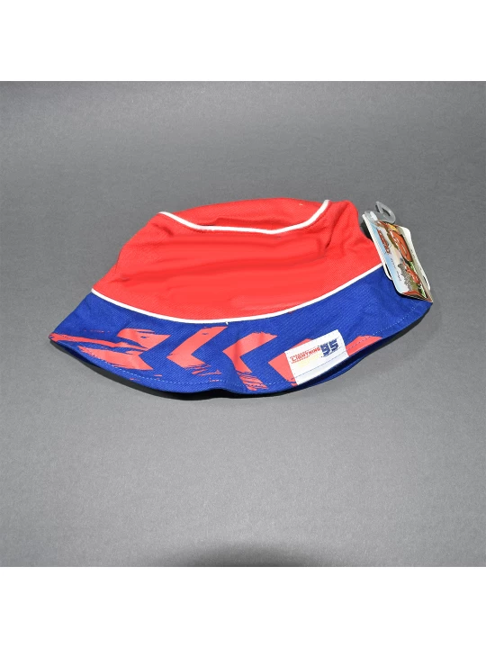 Стилна детска шапка за момче в синьо и червено с картинка на колички Стилна детска шапка за момче в синьо и червено с картинка на колички