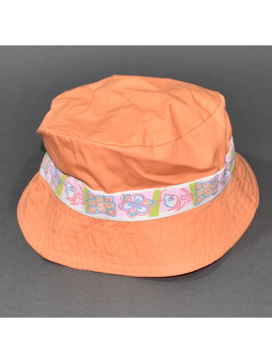 Весела бебешка шапка в оранжево с декоративна бяла лента и мотиви Весела бебешка шапка в оранжево с декоративна бяла лента и мотиви