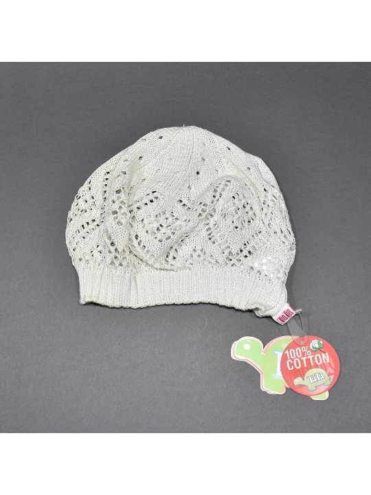 Нежна бебешка шапка за момиче - Фино памучно плетиво на дупчици в бяло Нежна бебешка шапка за момиче - Фино памучно плетиво на дупчици в бяло