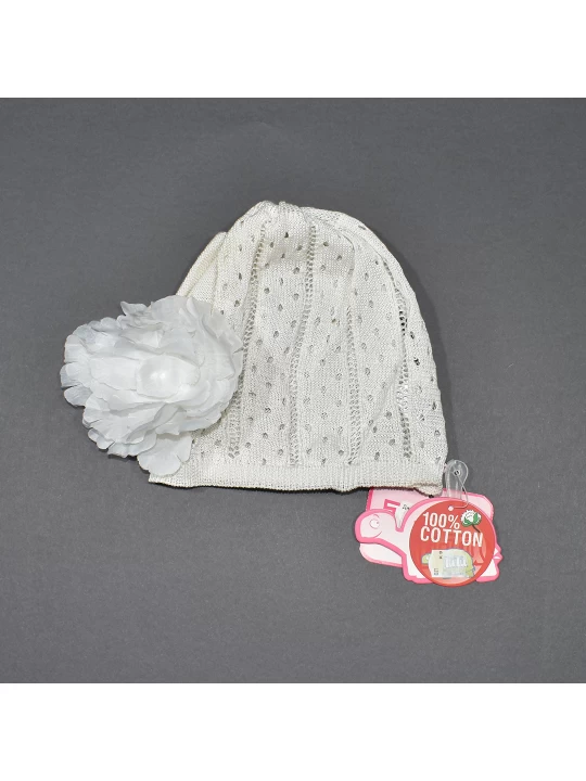 Уникална бебешка шапка за момиче - Фино памучно плетиво на дупчици с 3D цветенце в бяло Уникална бебешка шапка за момиче - Фино памучно плетиво на дупчици с 3D цветенце в бяло