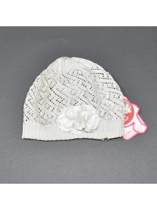 Уникална бебешка шапка за момиче - Фино памучно плетиво на дупчици с 3D цветенце в бяло Уникална бебешка шапка за момиче - Фино памучно плетиво на дупчици с 3D цветенце в бяло