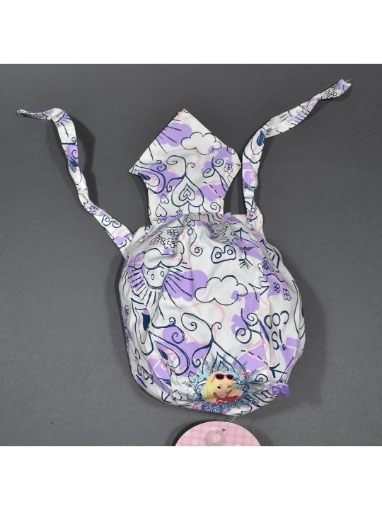 Елегантна детска шапка за момиче в лилаво и бяло с апликация на кукла Елегантна детска шапка за момиче в лилаво и бяло с апликация на кукла