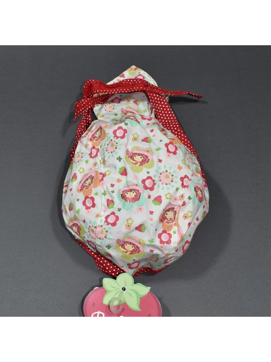 Забавна детска шапка за момиче в червено и бяло с мотиви на ягодки и сладко лице Забавна детска шапка за момиче в червено и бяло с мотиви на ягодки и сладко лице