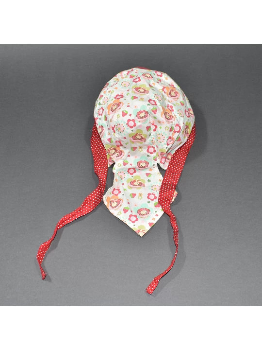 Забавна детска шапка за момиче в червено и бяло с мотиви на ягодки и сладко лице Забавна детска шапка за момиче в червено и бяло с мотиви на ягодки и сладко лице