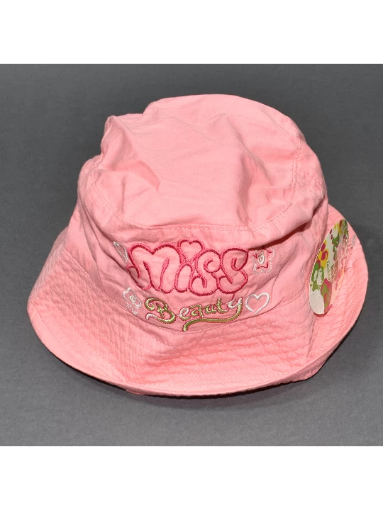 Стилна детска шапка за момиче в розово с надпис 'Miss Стилна детска шапка за момиче в розово с надпис 'Miss