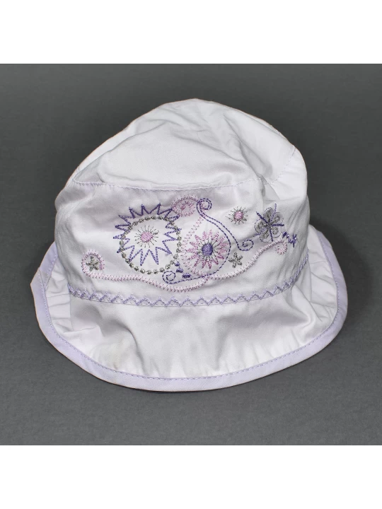 Нежна бебешка шапка за момиче в светло лилаво с елегантна бродерия Нежна бебешка шапка за момиче в светло лилаво с елегантна бродерия
