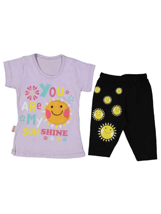 Весела лятна игра - Детски летен комплект за момиче с лилава тениска и черно клинче със слънца Весела лятна игра - Детски летен комплект за момиче с лилава тениска и черно клинче със слънца