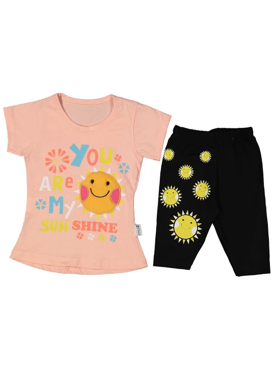 Лекота за лятото - Детски летен комплект за момиче с кремава тениска и черно клинче със слънца Лекота за лятото - Детски летен комплект за момиче с кремава тениска и черно клинче със слънца
