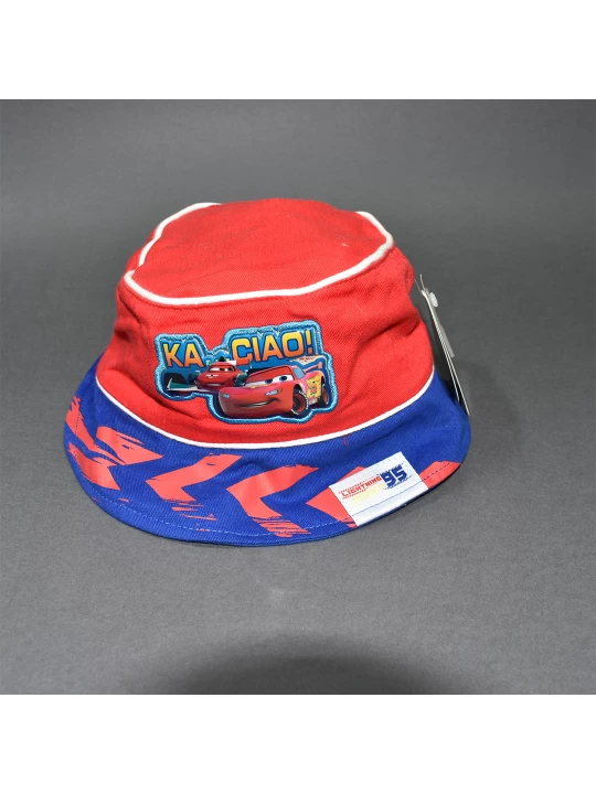 Стилна детска шапка за момче в синьо и червено с картинка на колички Стилна детска шапка за момче в синьо и червено с картинка на колички